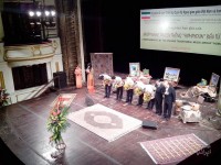 کنسرت گروه همایون در ویتنام (برای بزرگنمایی تصویر کلیک کنید)