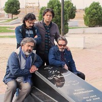 علی بوستان، حسین علیزاده، پژمان حدادی و پوریا اخواص / مزار استاد مشکاتیان آبان ماه 92 (برای بزرگنمایی تصویر کلیک کنید)