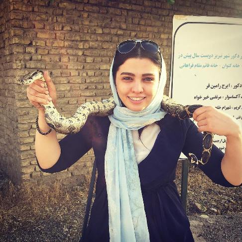عکس یادگاری سیما خضرآبادی با یک مار