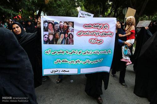 بنری با عکس های بازیگران زن ایرانی برای نشان دادن بد حجابی