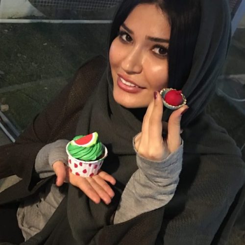 عکس شیوا طاهری با کیک هندونه ای در شب یلدا
