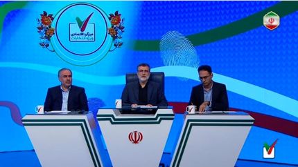 قاضیزاده هاشمی: حقوق کارمندان و کارگران به وسط ماه هم نمیرسد
