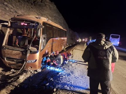 یک فوتی و دهها مصدوم در تصادف اتوبوس با کوه در سبزوار