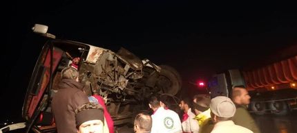 مصدوم شدن ۲۵ نفر در واژگونی اتوبوسی در جاده گرمسار