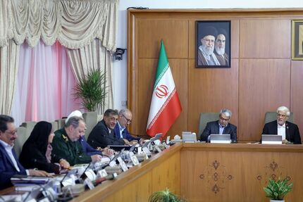 معاون اول رئیس جمهور: آمریکا از هر روشی، حتی با مقام دستهفتم یک کشور ردهپنجم آفریقایی برای مذاکره با ایران واسطه میکند معاون اول رئیس جمهور: آمریکا از هر روشی، حتی با مقام دستهفتم یک کشور ردهپنجم آفریقایی برای مذاکره با ایران واسطه میکند